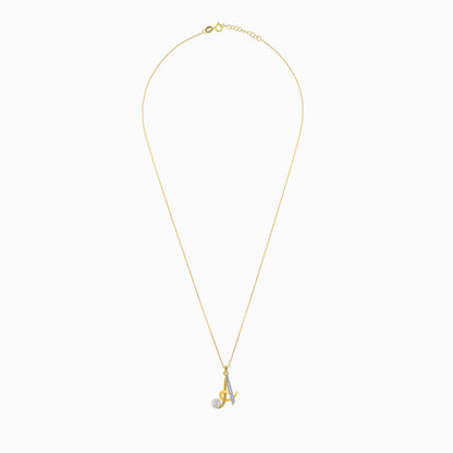 قلادة من الذهب الأصفر عيار 18 قيراطًا على شكل حرف "A" مرصعة بالألماس الطبيعي واللؤلؤ