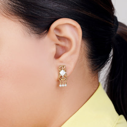 أقراط من الذهب الأصفر عيار 18 قيراطًا مزينة بالصدف واللؤلؤ المتدلي - مجموعة دانة