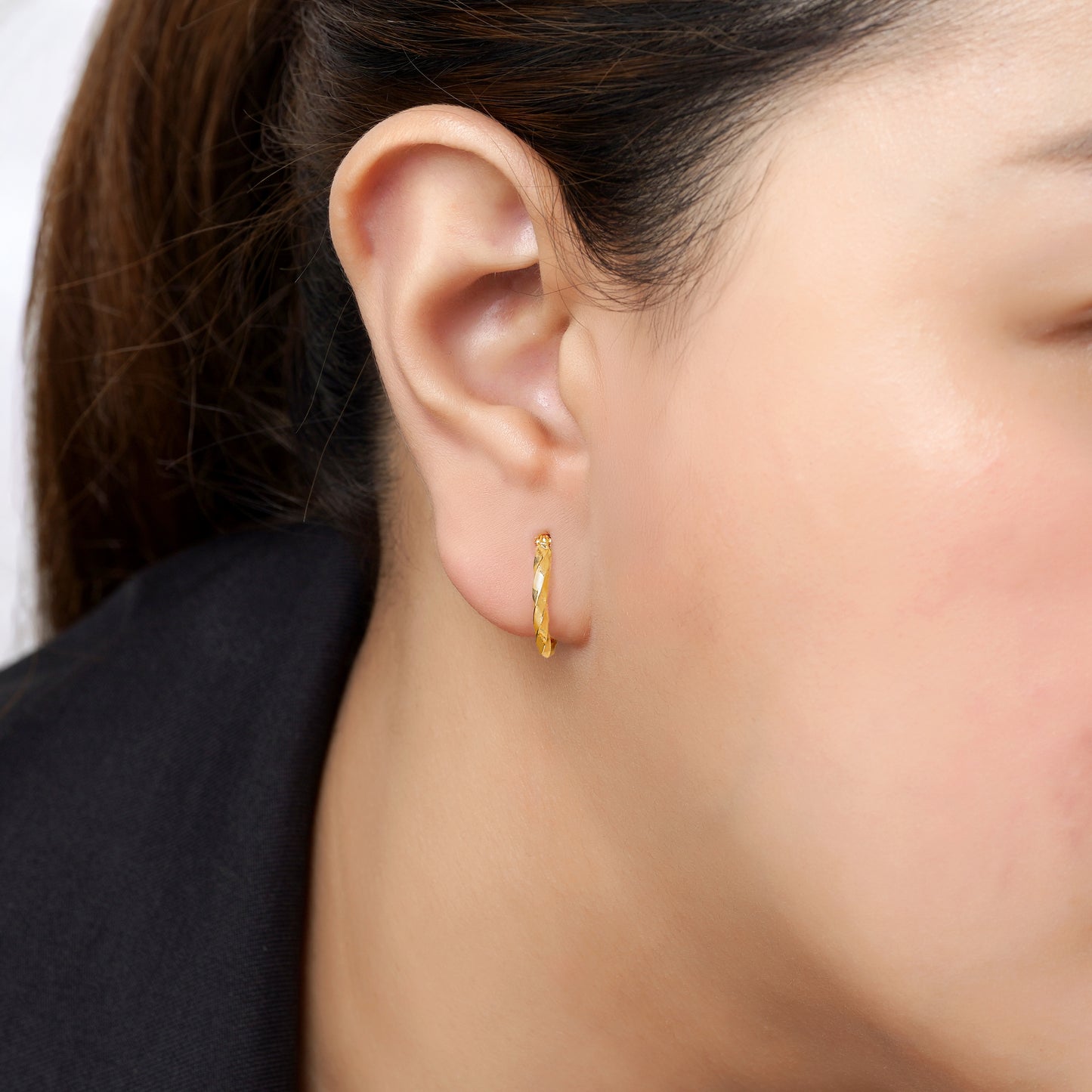 Classic 18K Yellow Gold Hoop Earrings – Stylish and Durable
