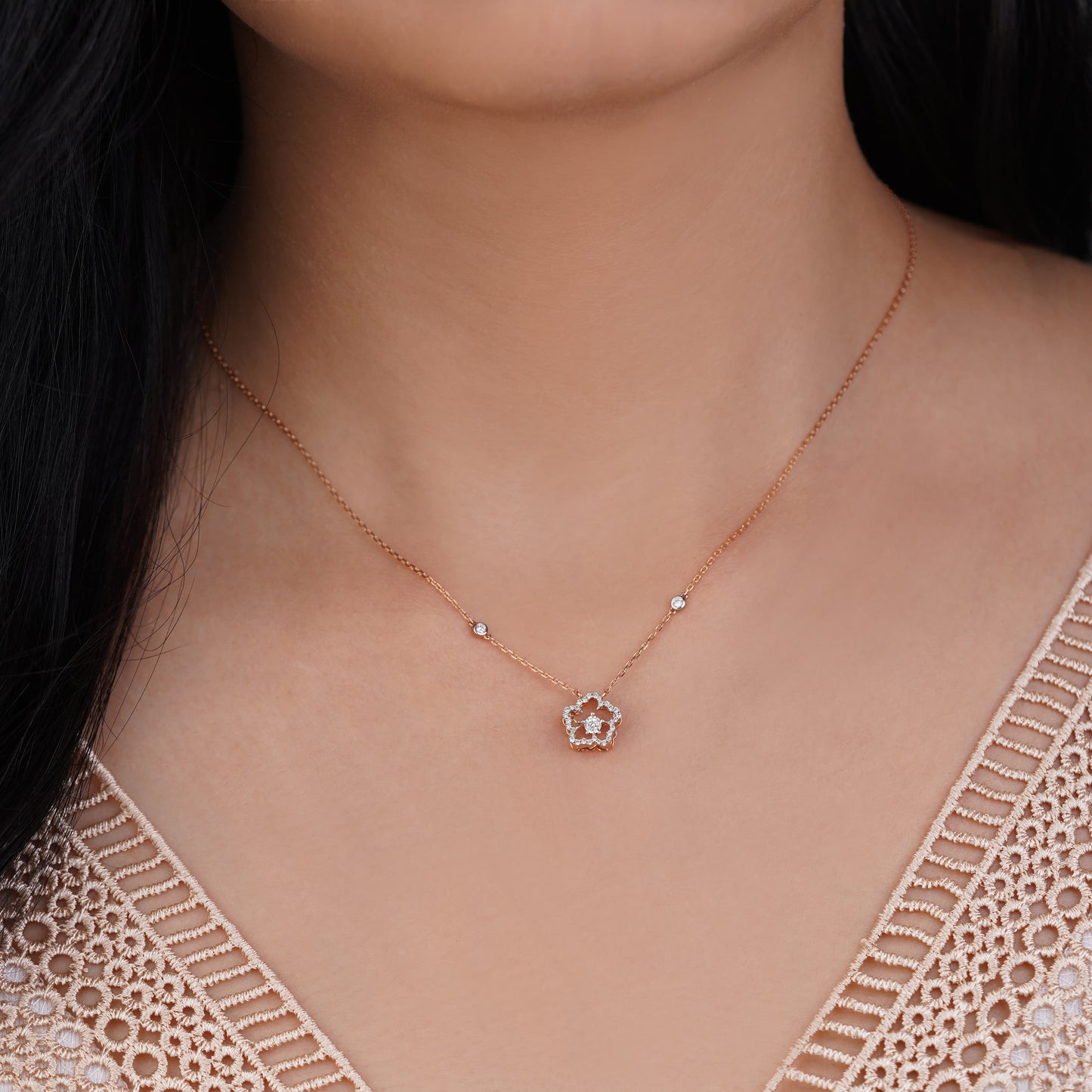 18K ROSE GOLD NECKLACE FLOWER SHAPE DECORATED WITH DANCING NATURAL DIAMOND STONES
