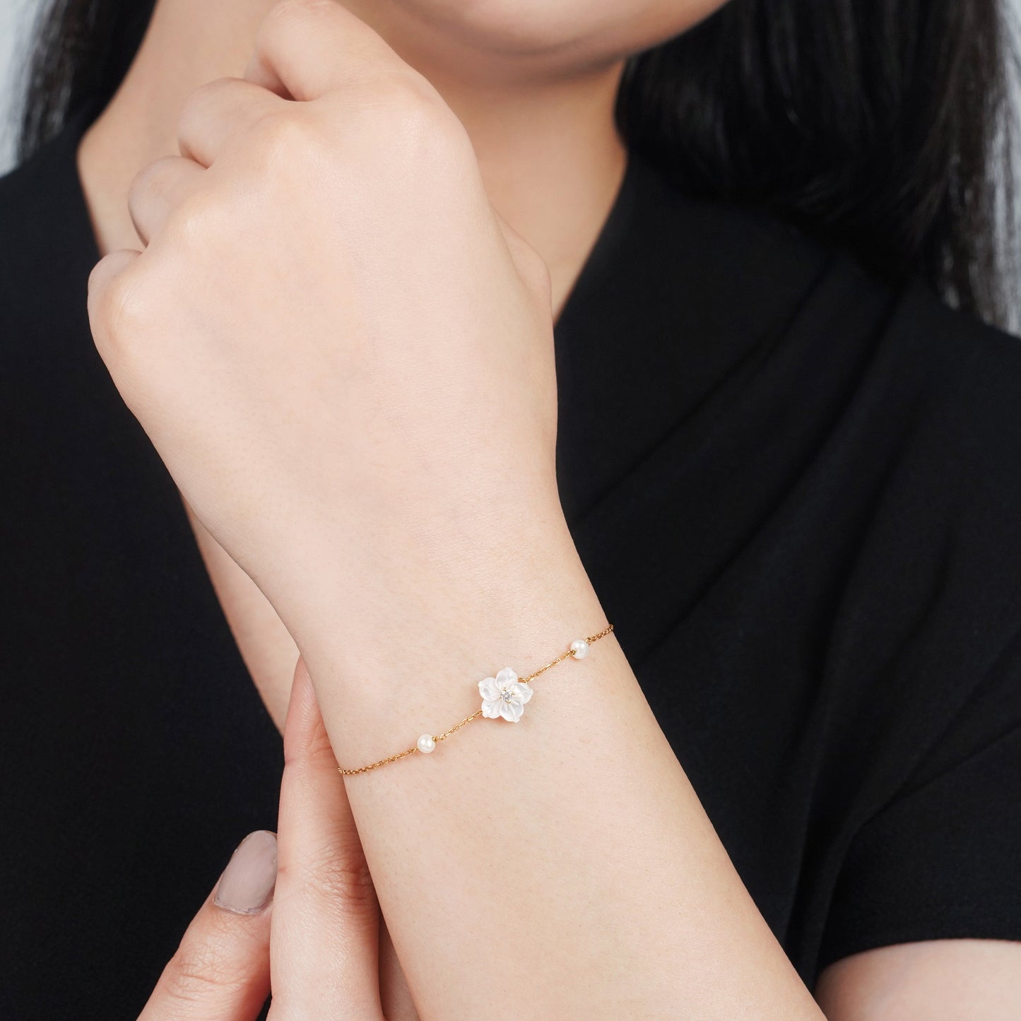 18K Gold Bracelet with Mother of Pearl Flowers & Pearls