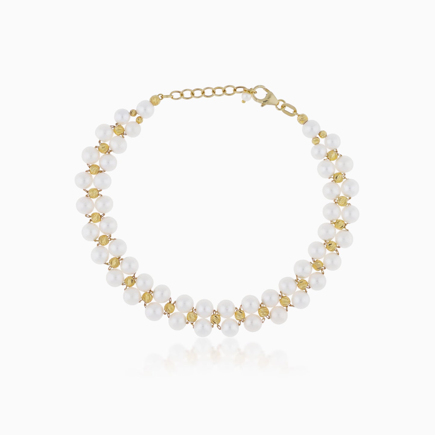 سوار من الذهب الأصفر عيار 18 قيراطًا مزين بصفين من اللؤلؤ من مجموعة دانة