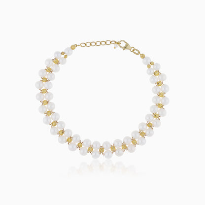 سوار من الذهب الأصفر عيار 18 قيراطًا مزين بصفين من اللؤلؤ من مجموعة دانة