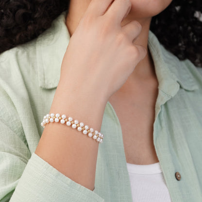 سوار من الذهب الأصفر عيار 18 قيراطًا مزين بصفين من اللؤلؤ من مجموعة دانة