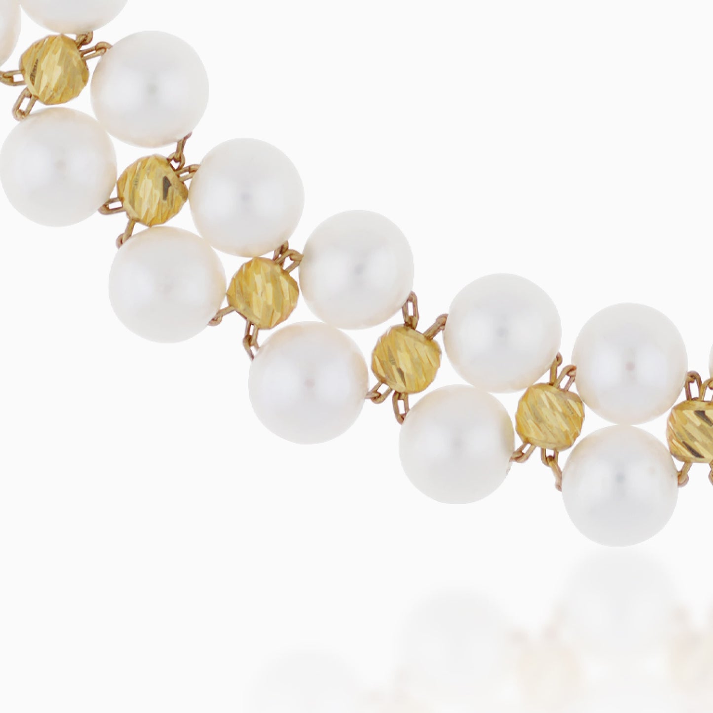 سوار من الذهب الأصفر عيار 18 قيراطًا مزين بصفين من اللؤلؤ من مجموعة دانة