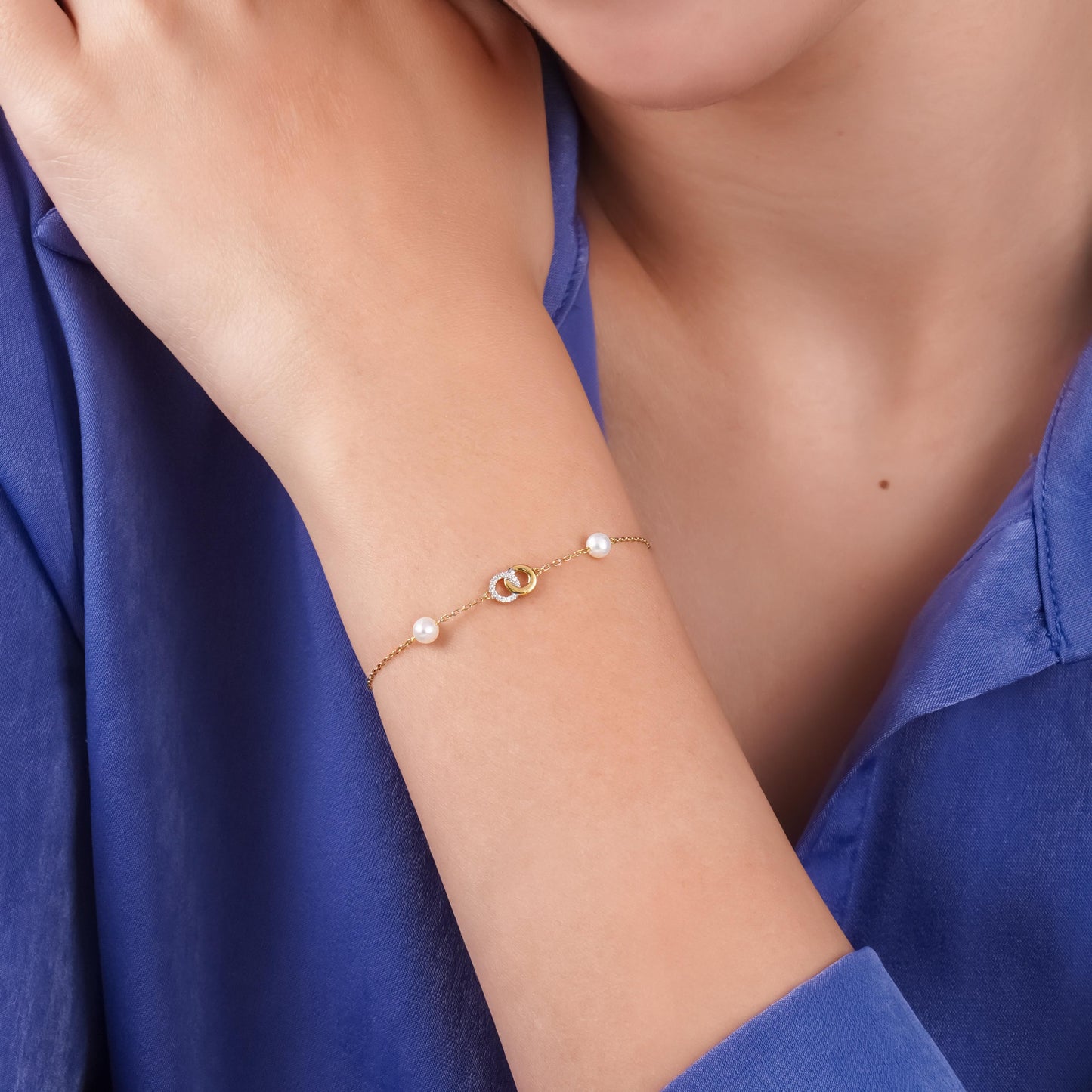 18K Yellow Gold Infinity-Shaped Bracelet with Diamonds and White Pearls – Danah Collection