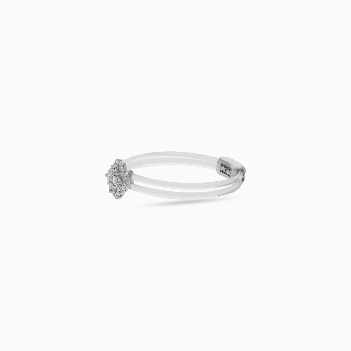 18K White Gold Ring with Fish Thread Design – Floats Collection