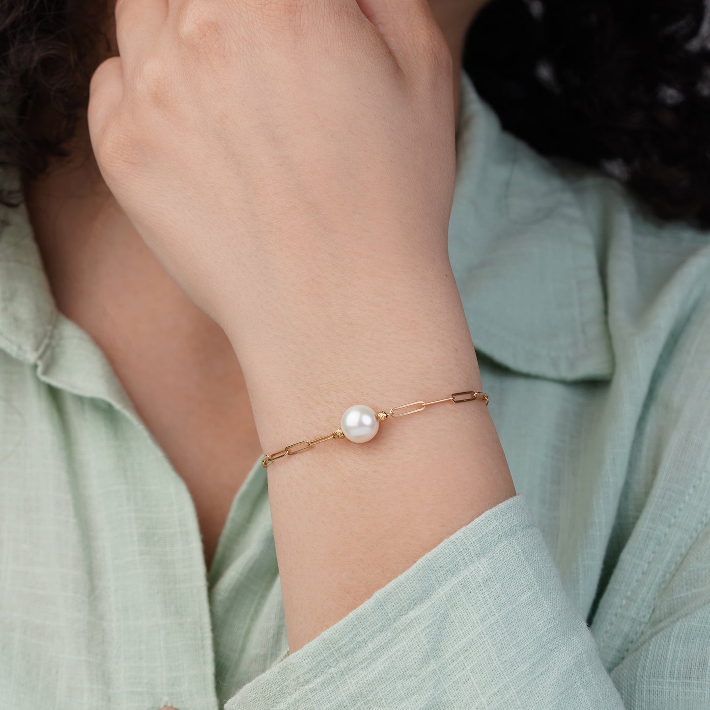 سوار من الذهب الأصفر واللؤلؤ