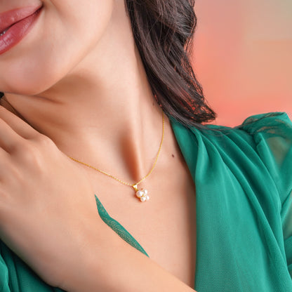 18k yellow gold necklace decorated by a single zircon stone in the centre surrounded by different sizes of pearls