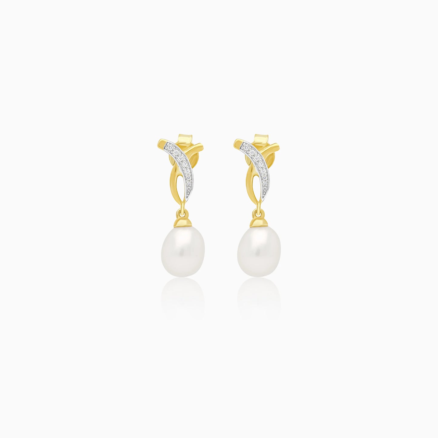 أقراط كلاسيكية من الذهب الأصفر عيار 18 قيراطًا مرصعة بالألماس الطبيعي واللؤلؤ من مجموعة دانا