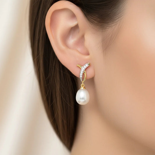 أقراط كلاسيكية من الذهب الأصفر عيار 18 قيراطًا مرصعة بالألماس الطبيعي واللؤلؤ من مجموعة دانا