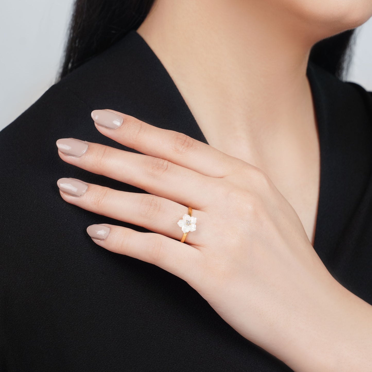 18K Gold Ring with White MOP Flower & Zircon – Women Designs