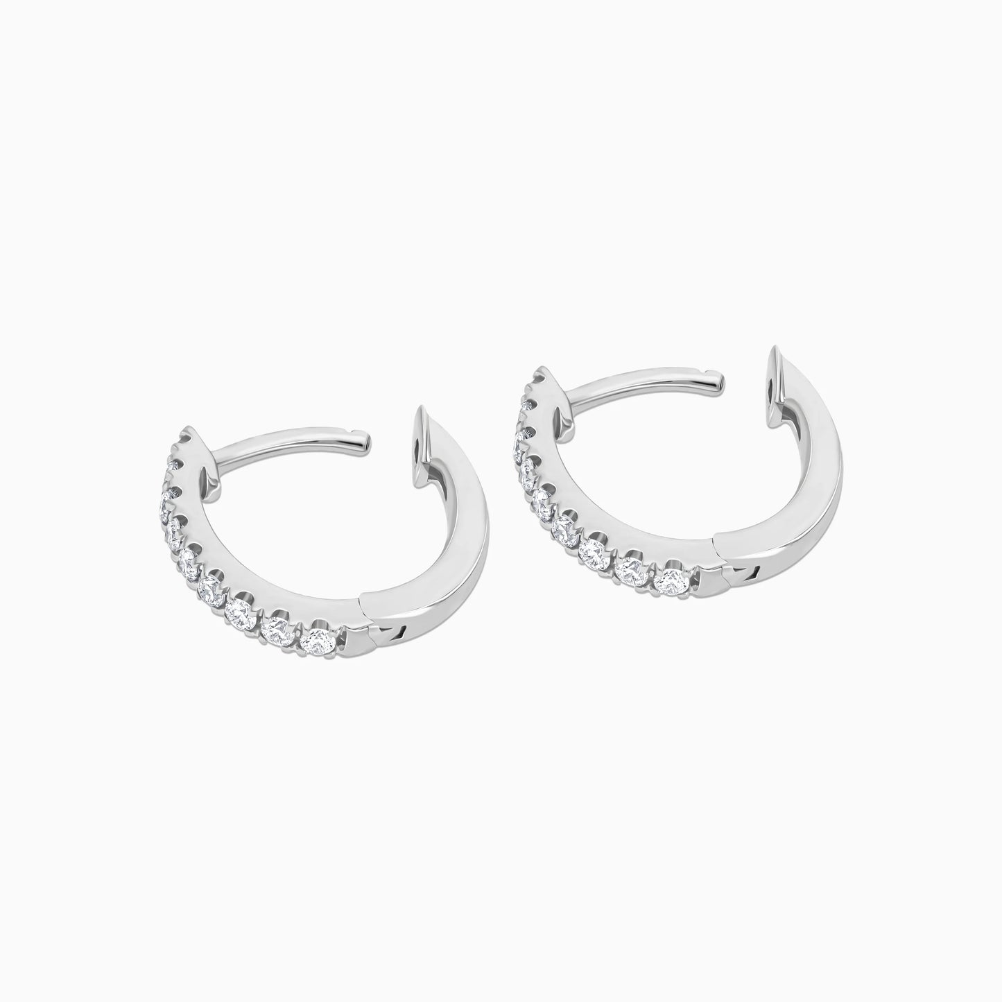 أقراط أنيقة من الذهب الأبيض عيار 18 قيراطًا مرصعة بألماس طبيعي دائري الشكل