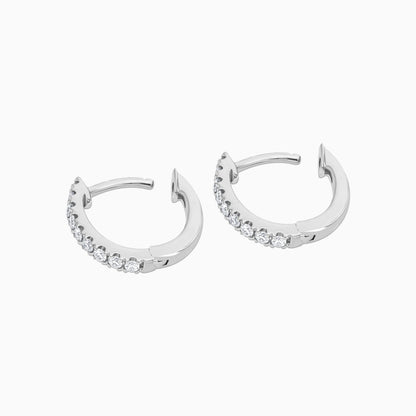 أقراط أنيقة من الذهب الأبيض عيار 18 قيراطًا مرصعة بألماس طبيعي دائري الشكل