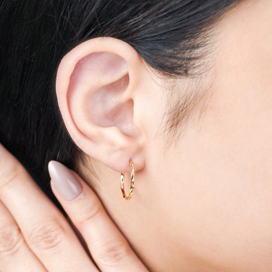 حلق دائري الشكل من الذهب عيار 18 قيراطًا