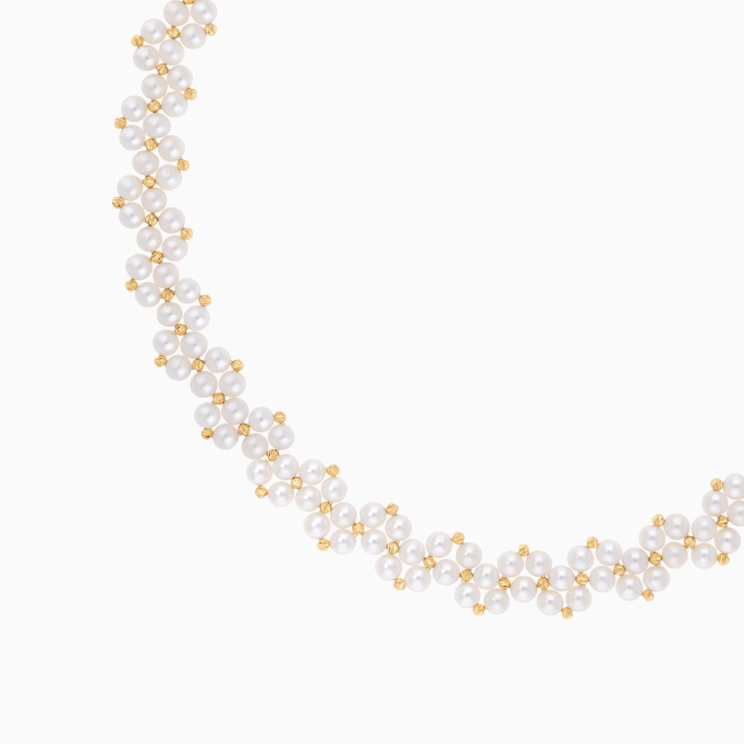 قلادة من الذهب الأصفر عيار 18 قيراطًا مرصعة باللؤلؤ من مجموعة دانا