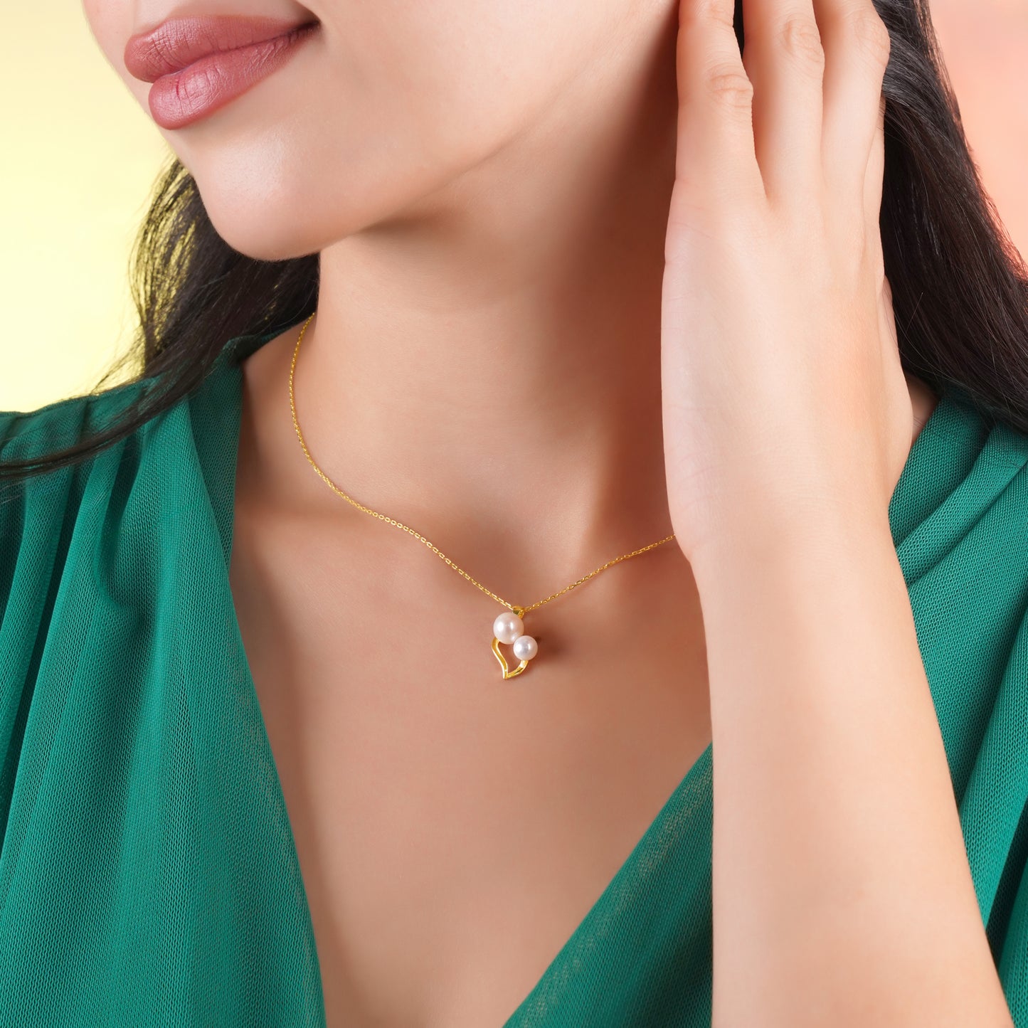 18k yellow gold chain with tree leaf shape pendant decorated with pearls