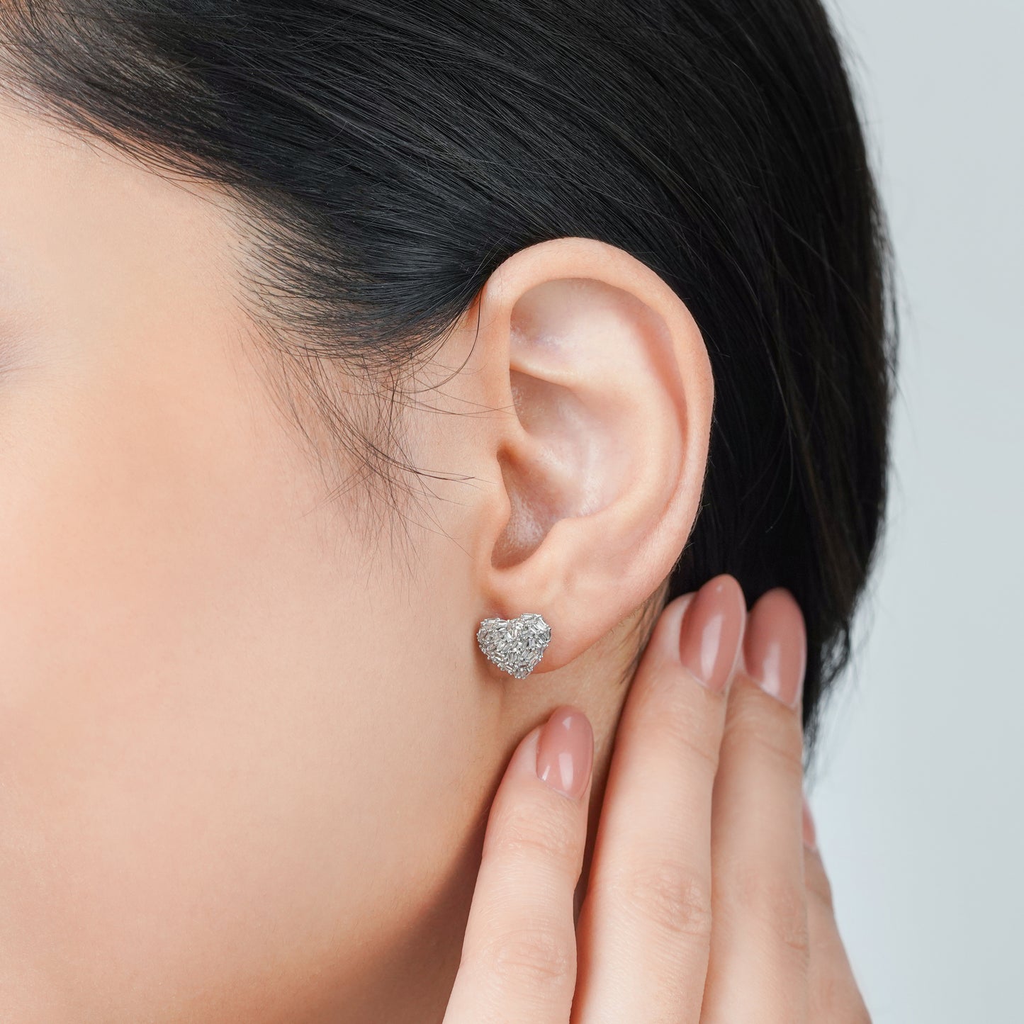 18K WHITE GOLD EARRINGS IN HEART SHAPE DECORATED WITH NATURAL DIAMOND BAGUETTE