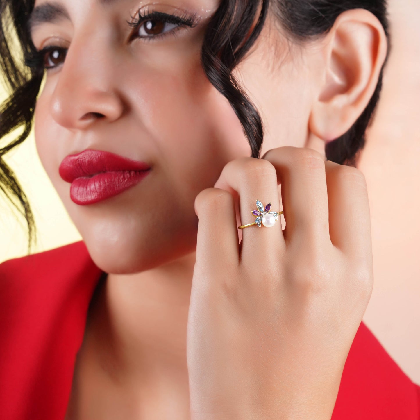 خاتم من الذهب الأصفر عيار 18 قيراطًا مرصع بالألماس والأحجار الكريمة ولؤلؤة واحدة - مجموعة دانا