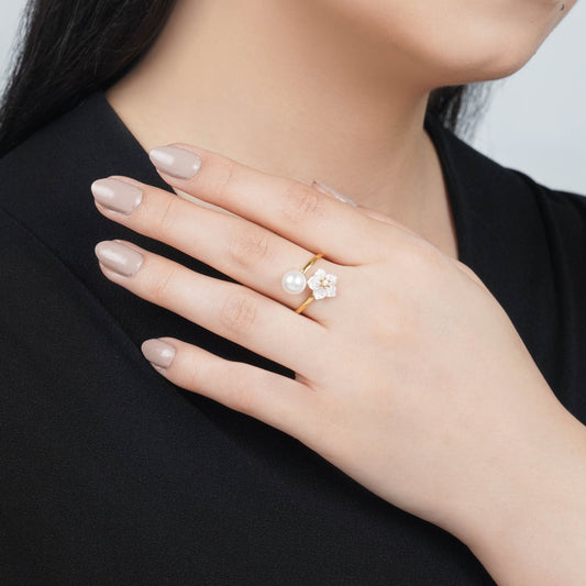 خاتم من الذهب عيار 18 قيراطًا مزين بزهرة من عرق اللؤلؤ، والزركون، ولؤلؤة واحدة