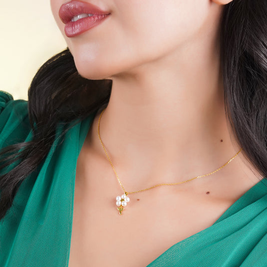 18k yellow gold chain decorated by a pearls flower shape pendent