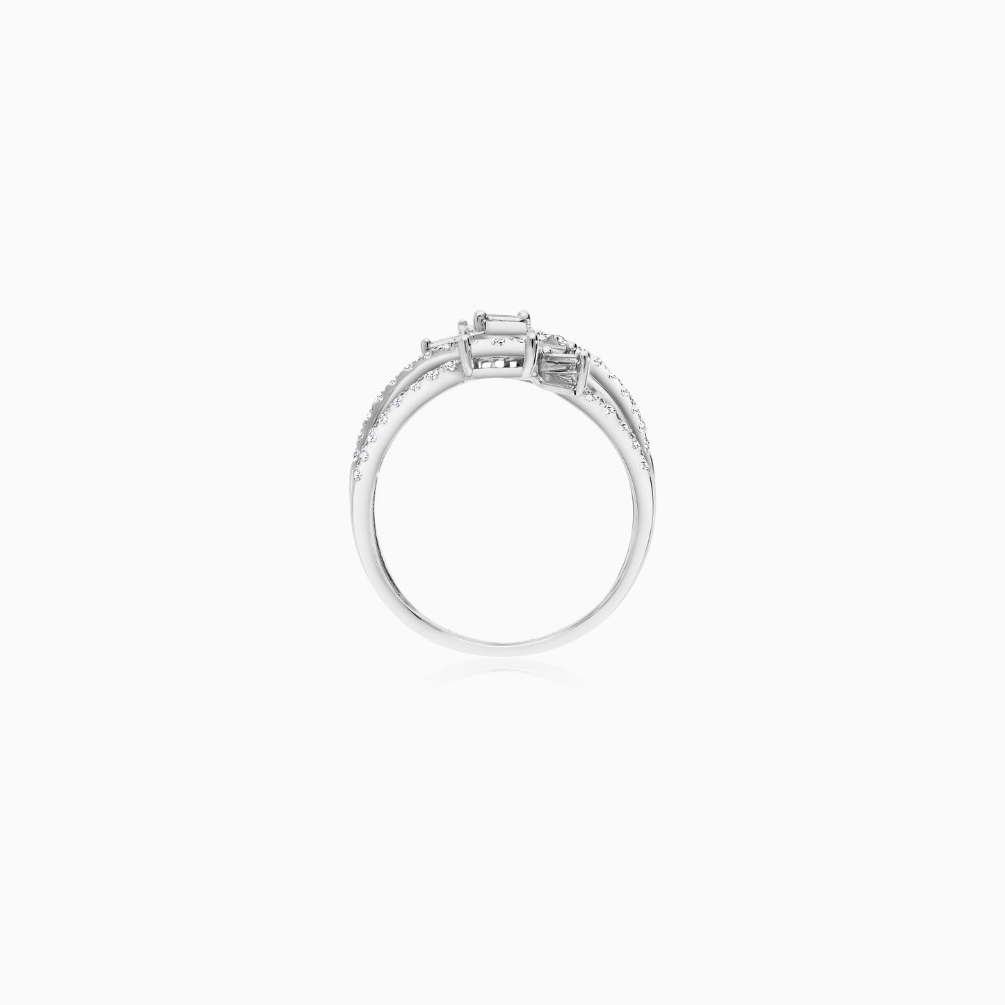 18K White Gold Ring Decorated With Natural Diamond Stones