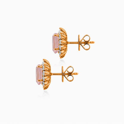 زوج من الأقراط من الذهب الوردي عيار 18 قيراطًا، مزينة بالألماس الطبيعي والكوارتز الوردي في المنتصف