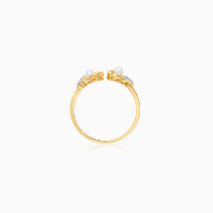 18K Yellow Gold Ring with Heart-Shaped Design Adorned with Natural Diamonds and Pearls