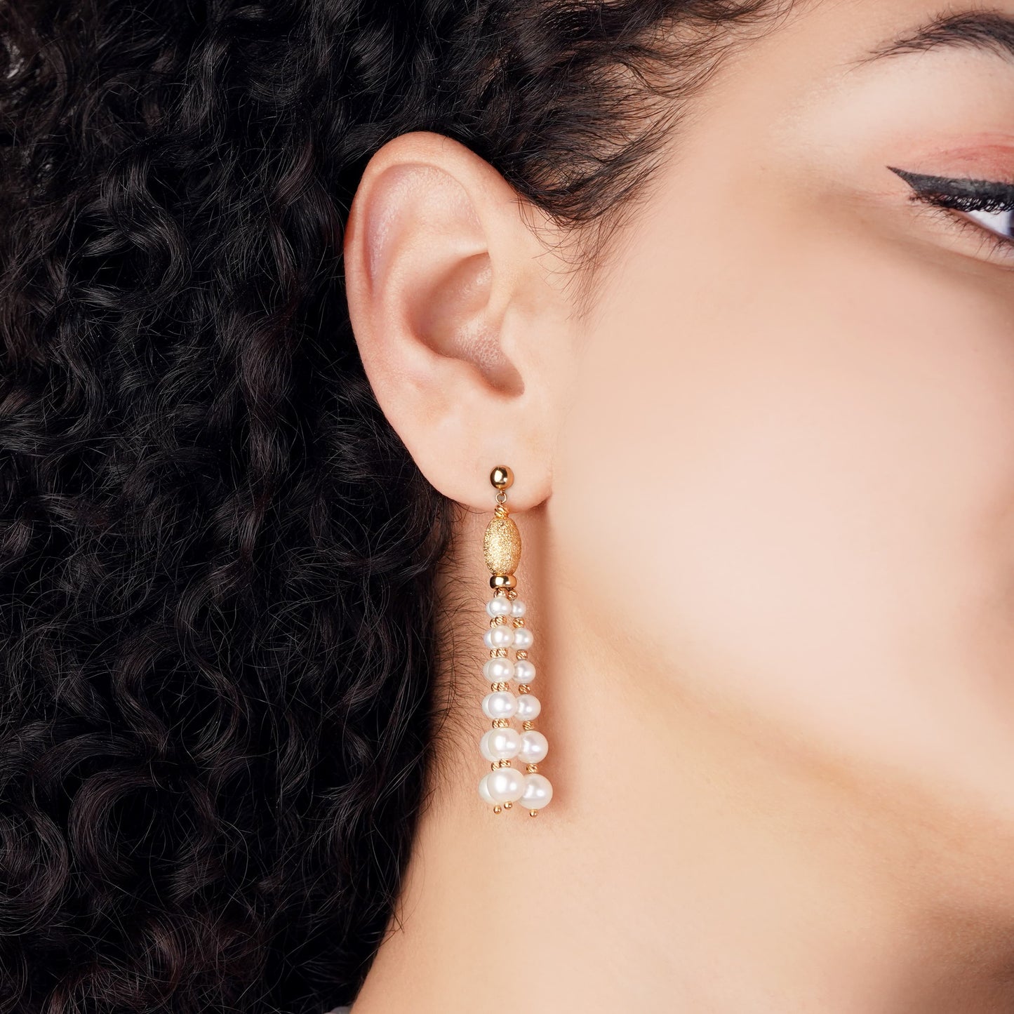 قرط من الذهب الأصفر عيار 18 قيراطًا مزين باللؤلؤ المتدلي