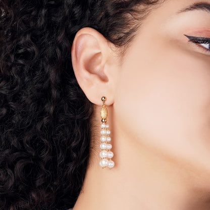 قرط من الذهب الأصفر عيار 18 قيراطًا مزين باللؤلؤ المتدلي