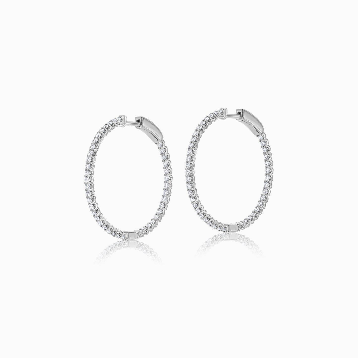 أقراط أنيقة من الذهب الأبيض عيار 18 قيراطًا مرصعة بألماس طبيعي دائري الشكل