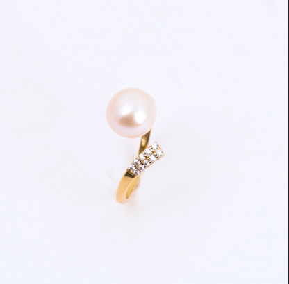 خاتم مفتوح من الذهب الأصفر عيار 18 قيراطًا من تصميم دانا، مزين بحجر لؤلؤة واحدة وحجر زركون.