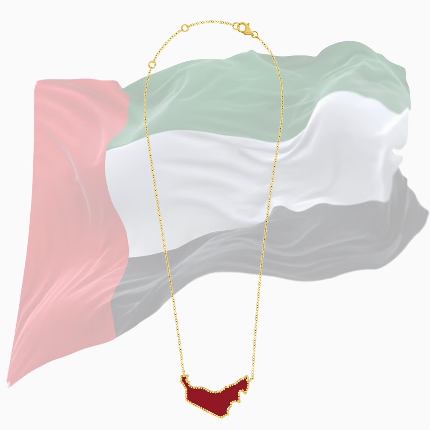 قلادة من الذهب الأصفر عيار 18 قيراطًا تحمل خريطة الإمارات العربية المتحدة، مزينة بأحجار المرجان، احتفالًا باليوم الوطني.