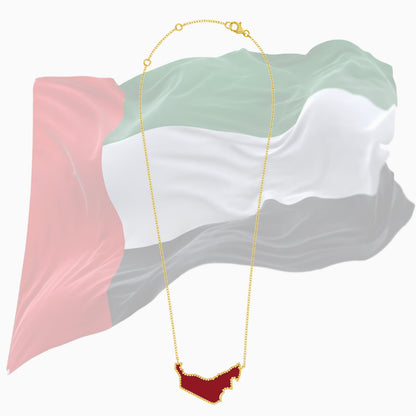 قلادة من الذهب الأصفر عيار 18 قيراطًا تحمل خريطة الإمارات العربية المتحدة، مزينة بأحجار المرجان، احتفالًا باليوم الوطني.