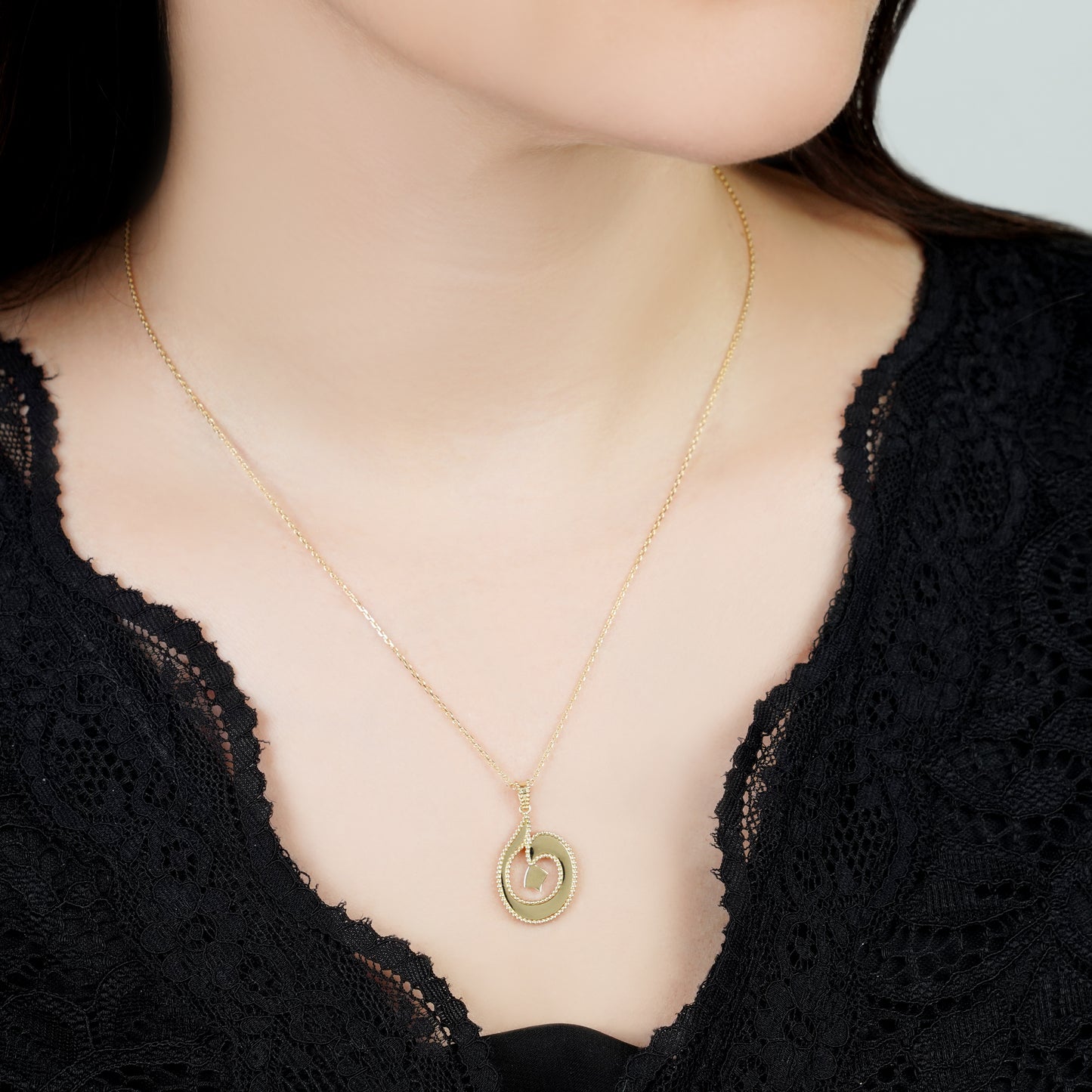 18k Yellow Gold Necklace With Arabic Letter "Noon"