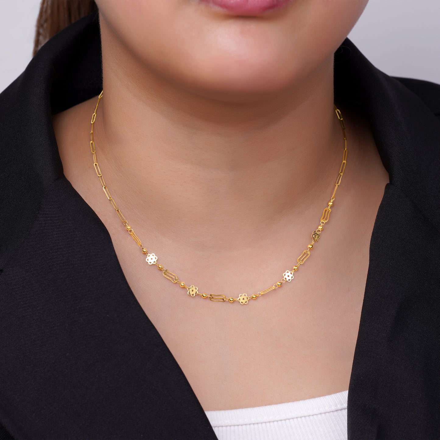 قلادة من الذهب الأصفر عيار 18 قيراطًا خفيفة الوزن على شكل مشبك ورق مزينة بالزهور