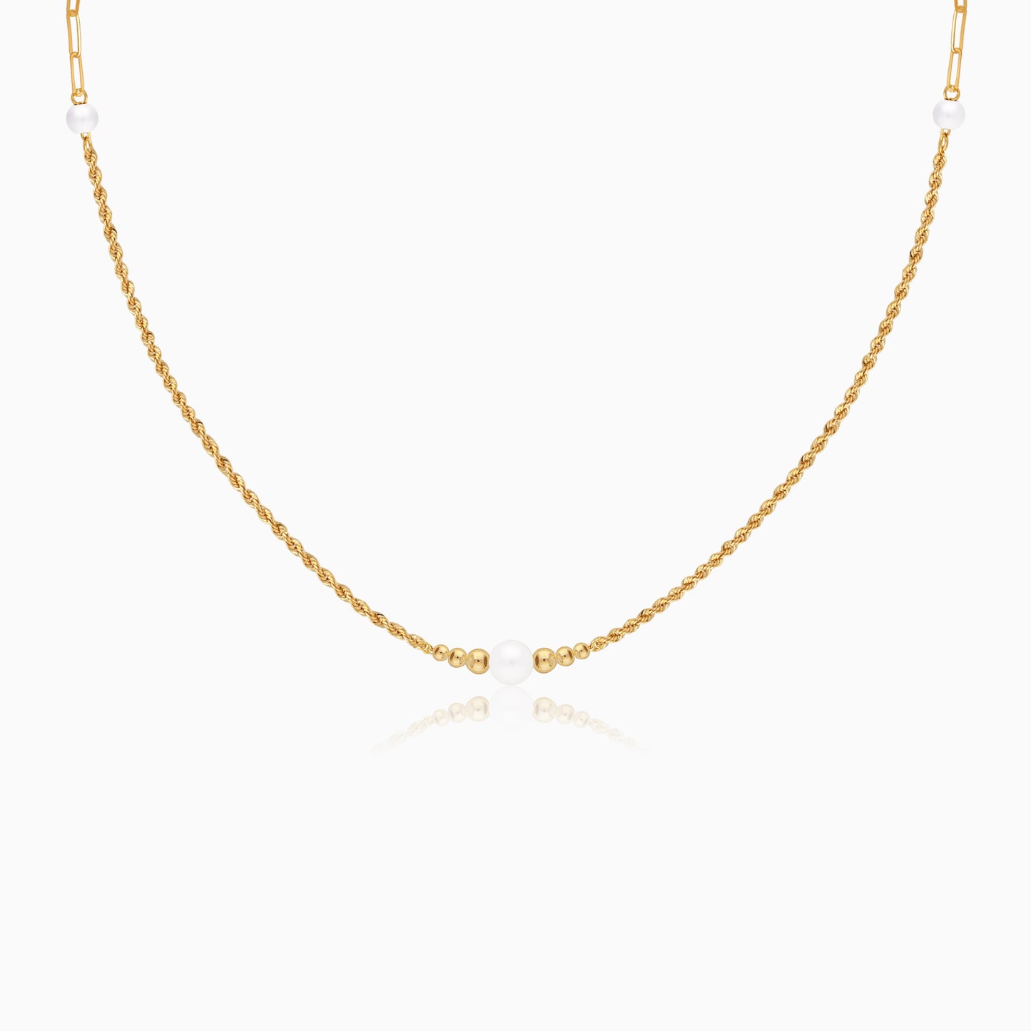 سلسلة من الذهب الأصفر عيار 18 قيراطًا على شكل حبل ومشبك ورق، مرصعة باللؤلؤ الأبيض.