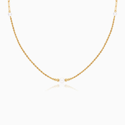 سلسلة من الذهب الأصفر عيار 18 قيراطًا على شكل حبل ومشبك ورق، مرصعة باللؤلؤ الأبيض.