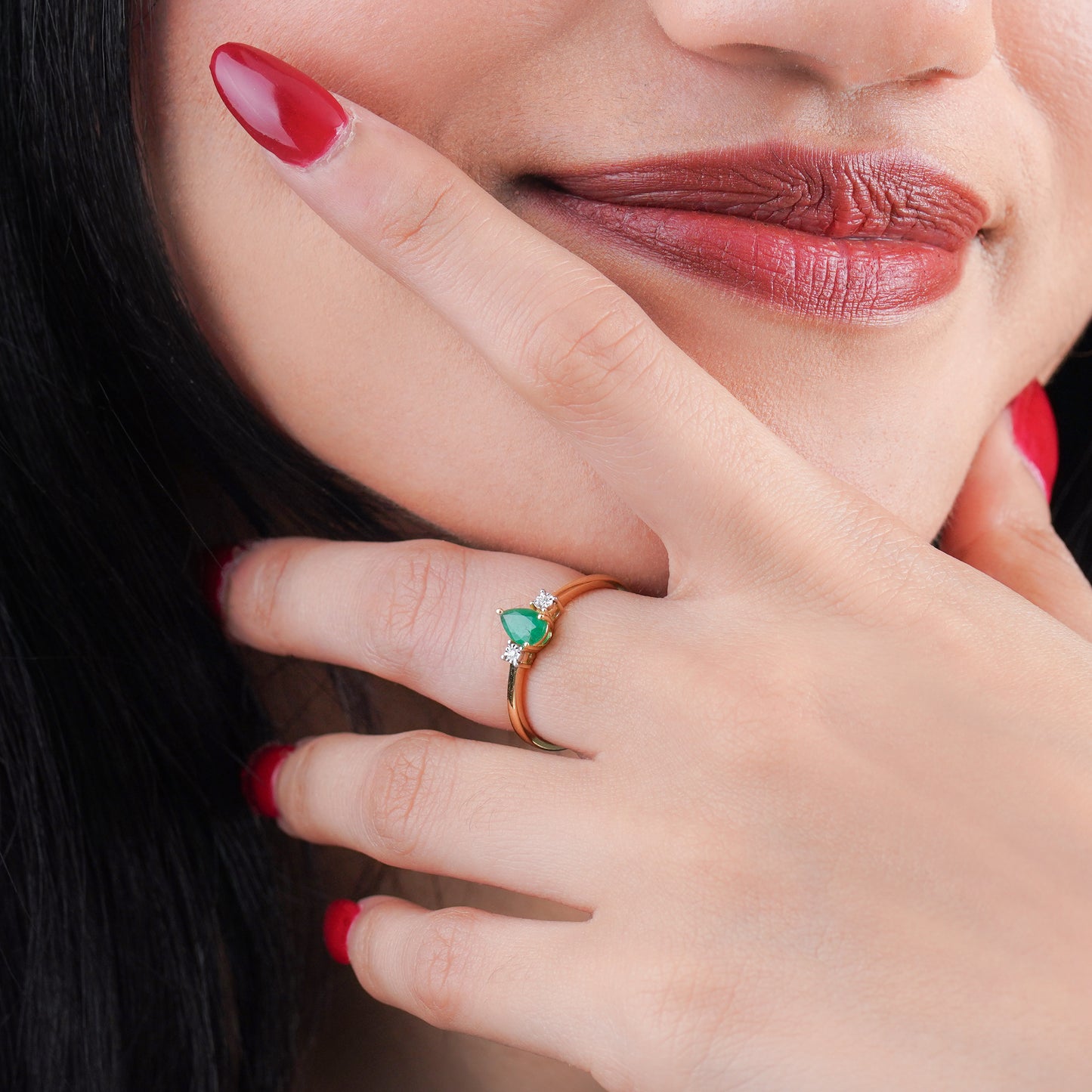 18k Gold Ring Drop shape Emerald and Natural Diamond