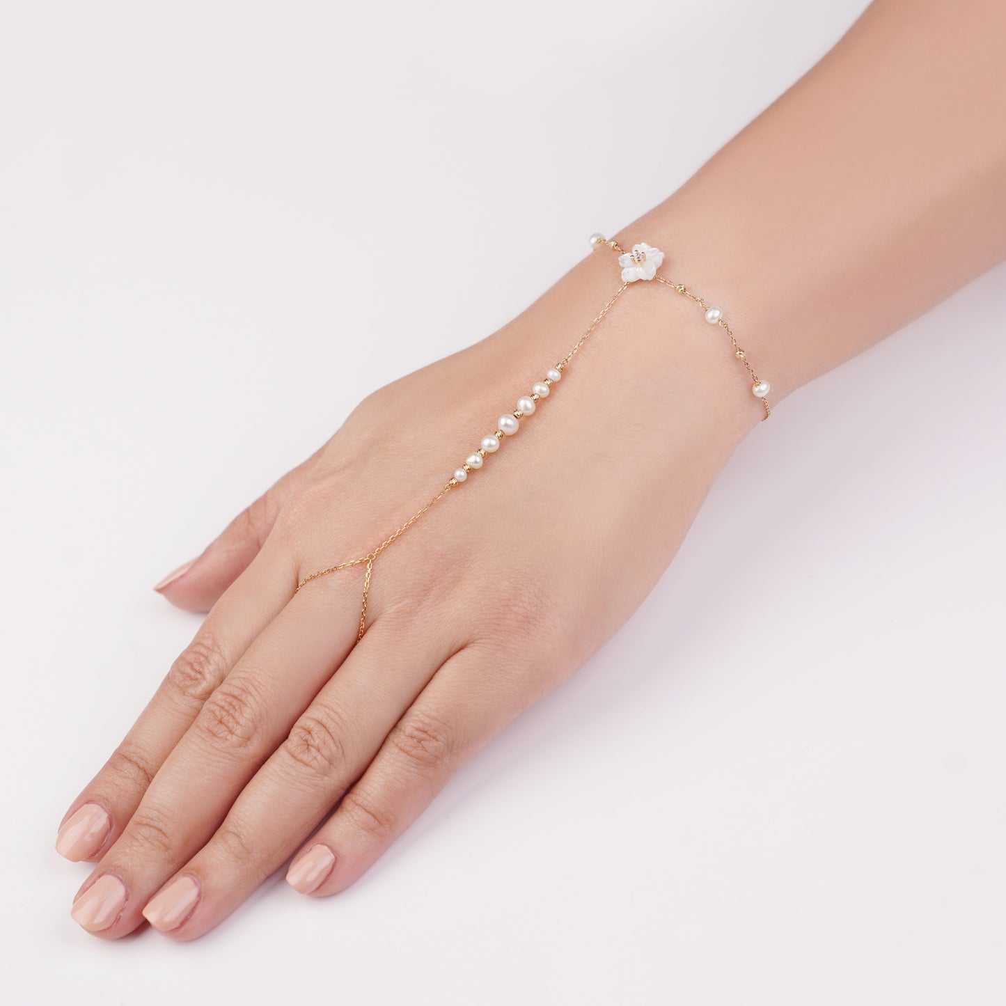 Elegant 18K Yellow Gold Panja Adorned with Pearls