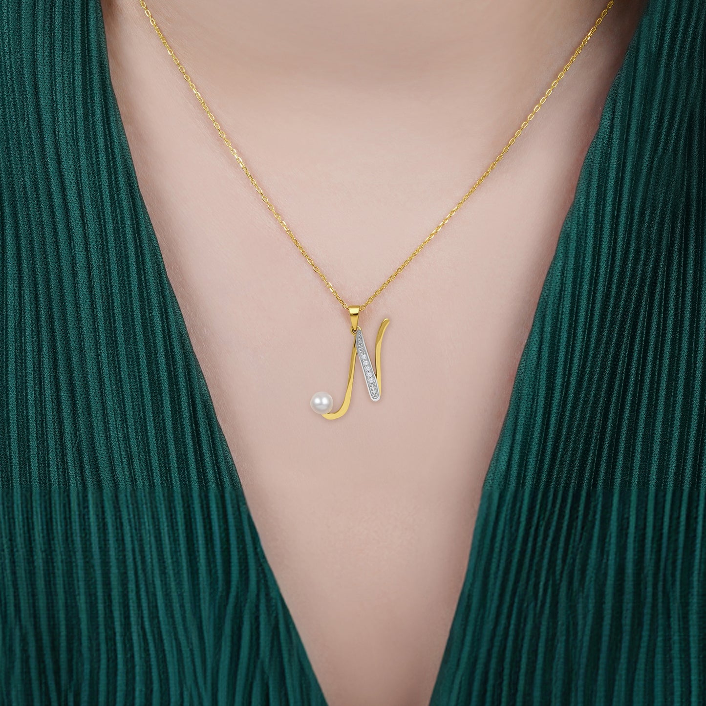 سلسلة من الذهب الأصفر عيار 18 قيراطًا مع قلادة على شكل حرف "N" مزينة بالألماس الطبيعي واللؤلؤ