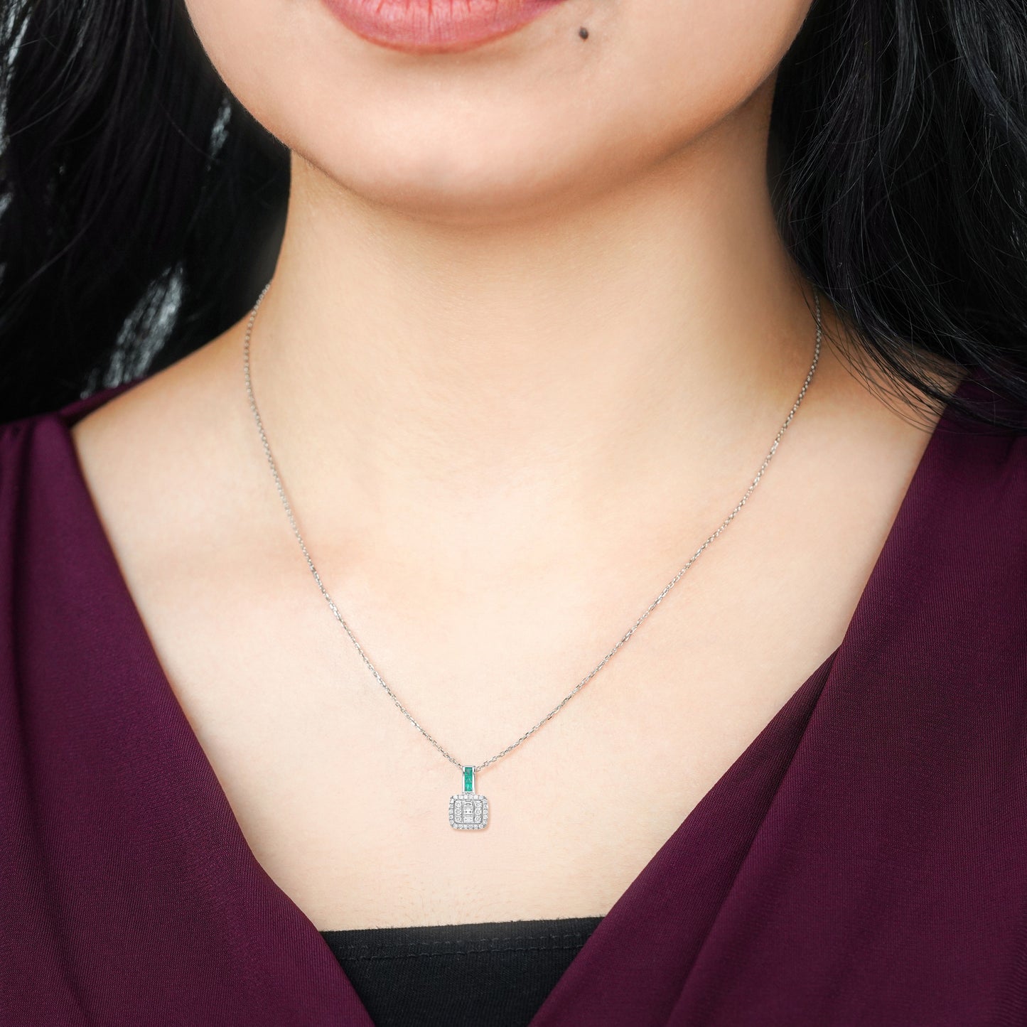 18K WHITE GOLD NECKLACE DECORATED WITH NATURAL DIAMOND AND EMERALD STONES