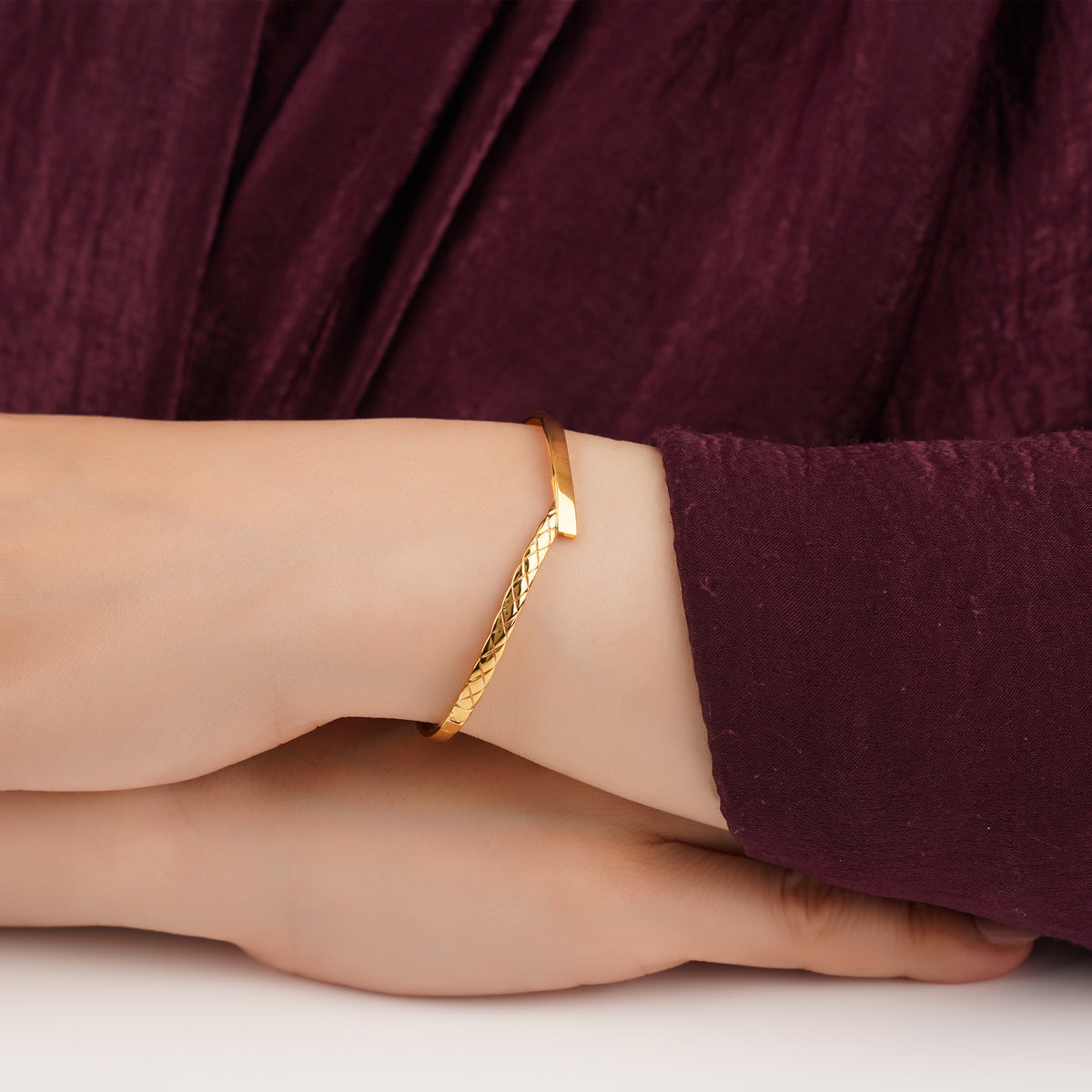 18K Yellow Gold Engraved Crossover Bangle