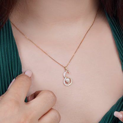 قلادة من الذهب الأصفر عيار 18 قيراطًا على شكل حرف "e" مرصعة بالألماس الطبيعي واللؤلؤ