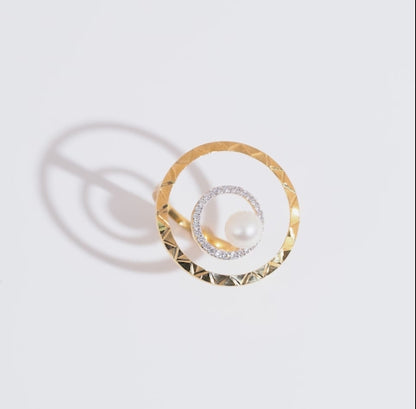 18K yellow gold ring with a single pearl and sparkling zircon stones from the Danah Collection