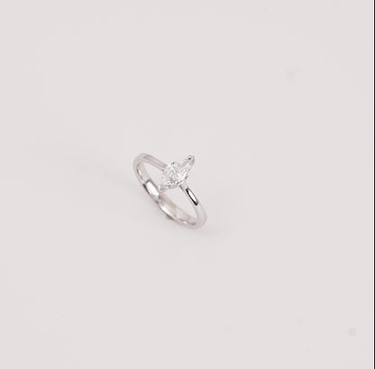 خاتم سوليتير من الذهب الأبيض عيار 18 قيراطًا مرصع بماسة بقطع ماركيز