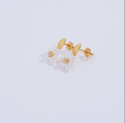 أقراط من الذهب عيار 18 قيراطًا بتصميم زهرة من عرق اللؤلؤ الأبيض والزركون