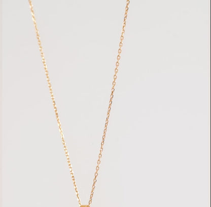 قلادة من الذهب الأصفر عيار 18 قيراطًا على شكل حرف "A" مرصعة بالألماس الطبيعي واللؤلؤ