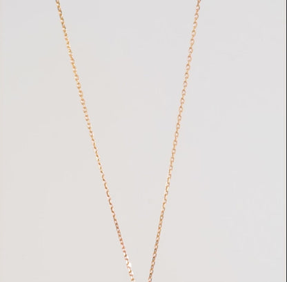 قلادة من الذهب الأصفر عيار 18 قيراطًا على شكل حرف "F" مرصعة بالألماس الطبيعي واللؤلؤ