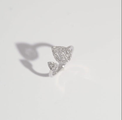 18K WHITE GOLD  DROP SHAPE RING DECORATED WITH NATURAL DIAMOND BAGUETTE STONES